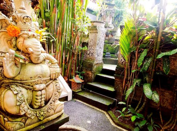 Taman bali dengan patung-patung dekoratif dan taman air